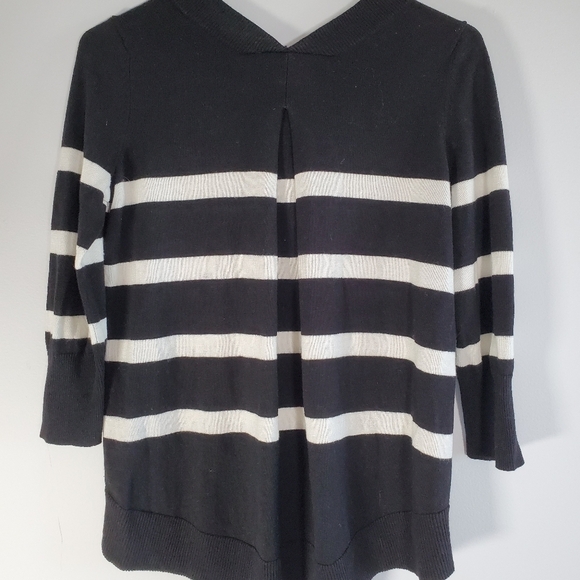 Two by Vince Camuto Notched V Neck Pleat Back Black and White Striped Sweater - Picture 2 of 5